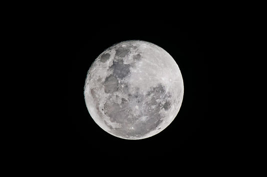 Explorer les Cratères de la Lune : Techniques et Équipements Recommandés